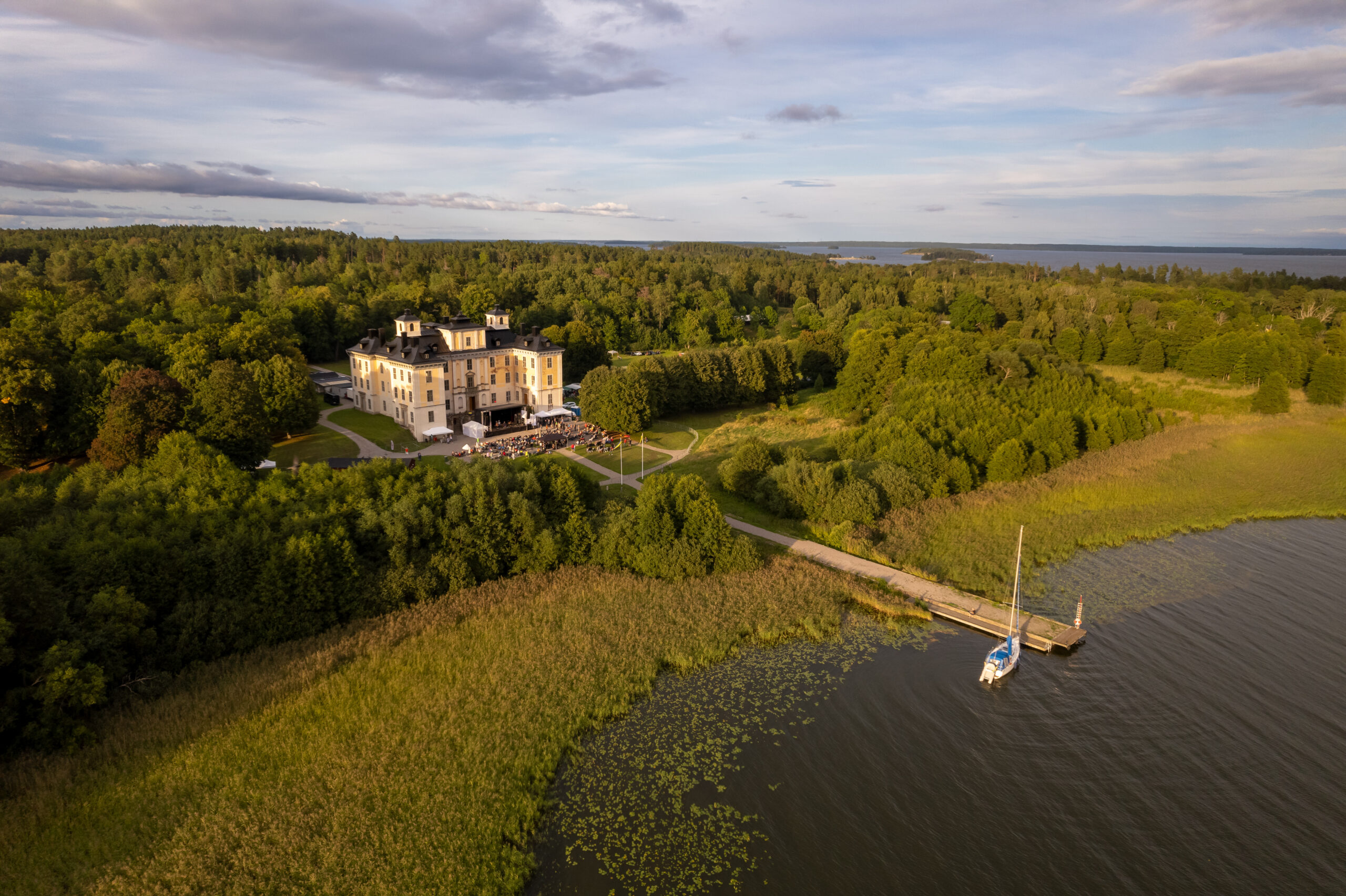 Mälsåkers slott på Sveriges största insjöö bild 2