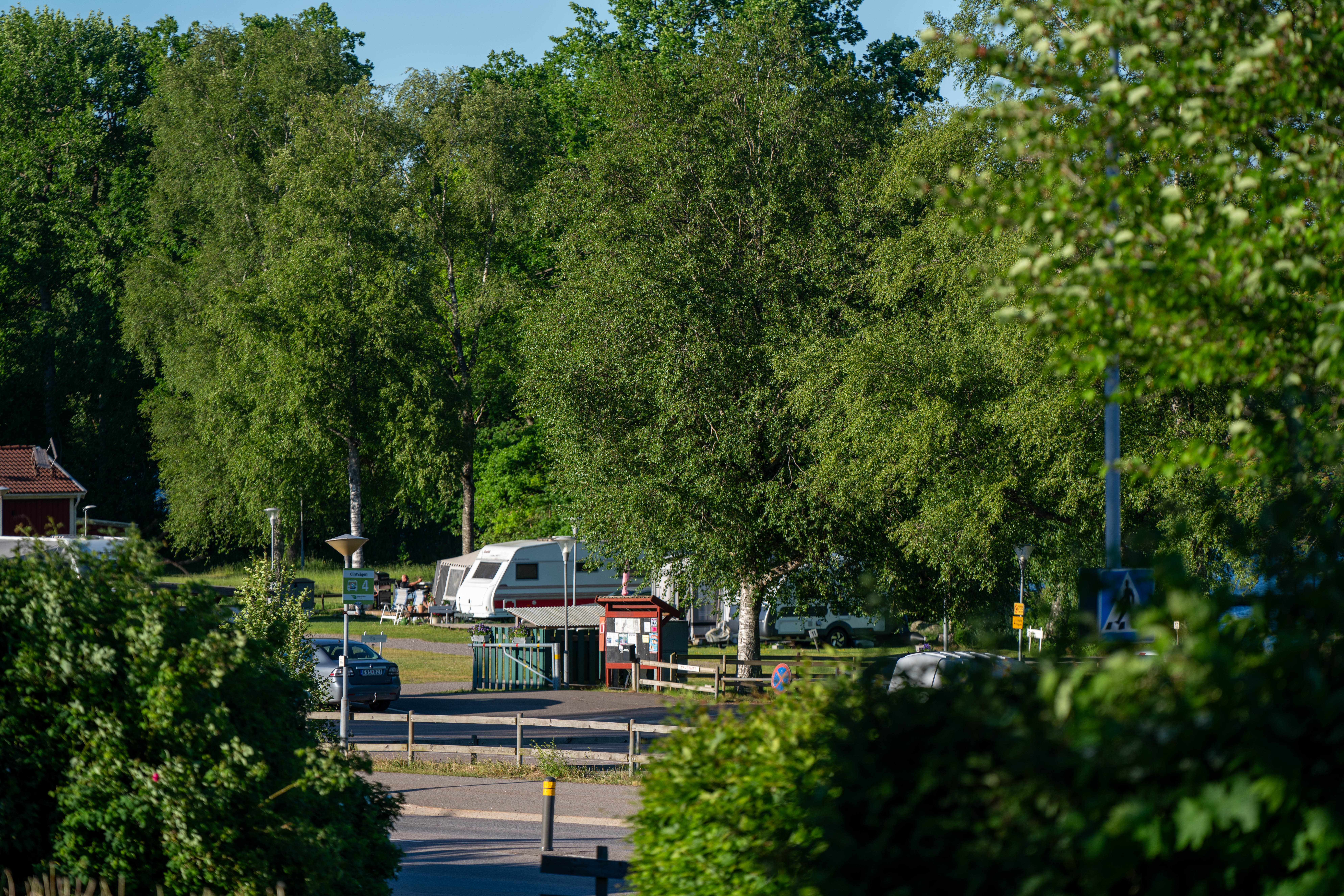 Naturskön camping med sjöutsikt men ändå nära stadslivet bild 3