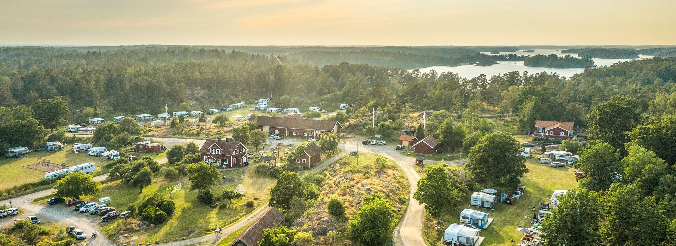 Mysig familjecamping belägen mitt i Sankt Annas vackra ytterskärgård