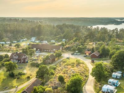 Mysig familjecamping belägen mitt i Sankt Annas vackra ytterskärgård