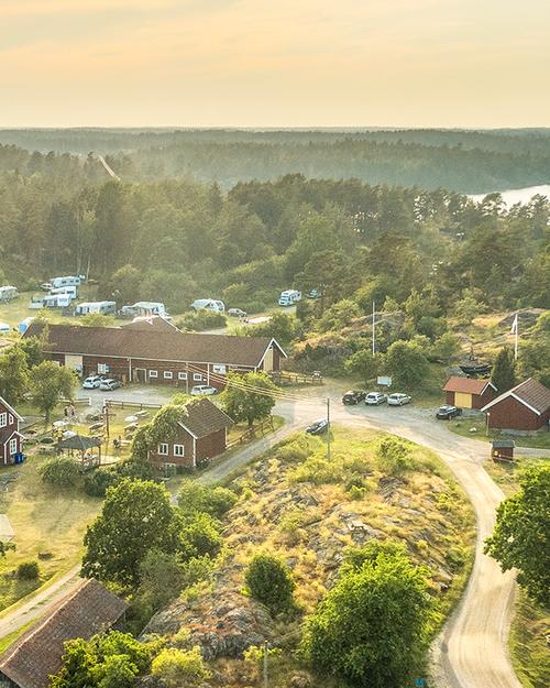 Mysig familjecamping belägen mitt i Sankt Annas vackra ytterskärgård
