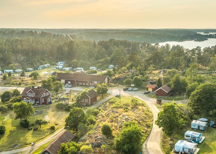 Mysig familjecamping belägen mitt i Sankt Annas vackra ytterskärgård