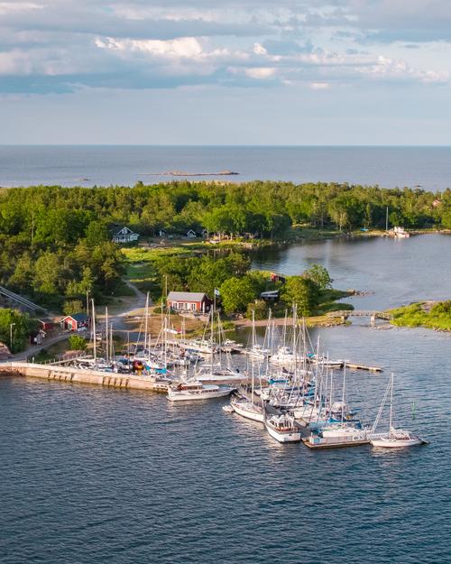 Upplev sommaräventyren på Idö Skärgårdskrog och Marina