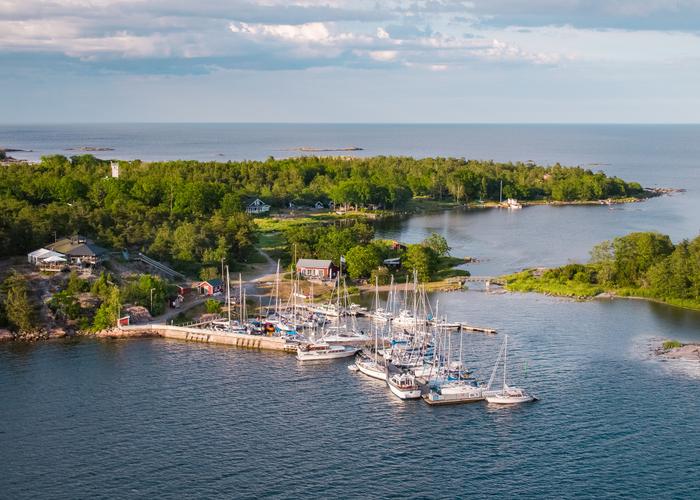 Upplev sommaräventyren på Idö Skärgårdskrog och Marina