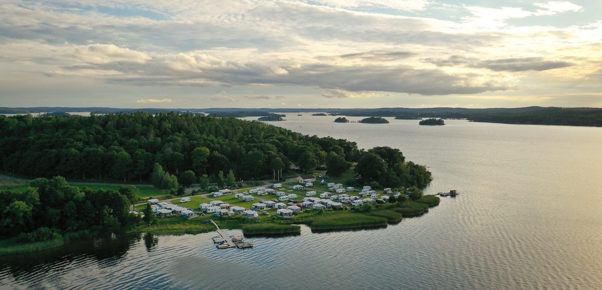 Vackert belägen camping strax utanför stadskärnan i Alingsås