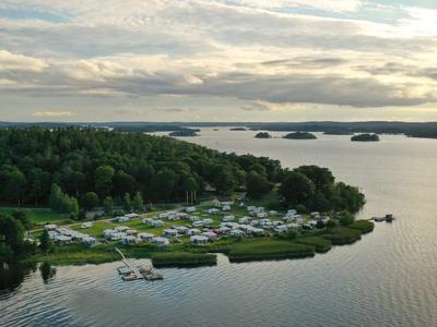 Vackert belägen camping strax utanför stadskärnan i Alingsås