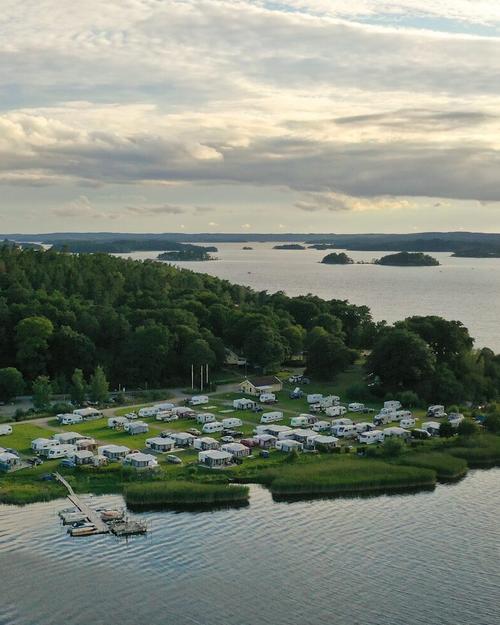 Vackert belägen camping strax utanför stadskärnan i Alingsås