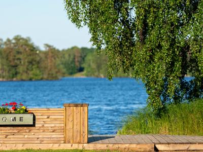 Naturskön camping med sjöutsikt men ändå nära stadslivet