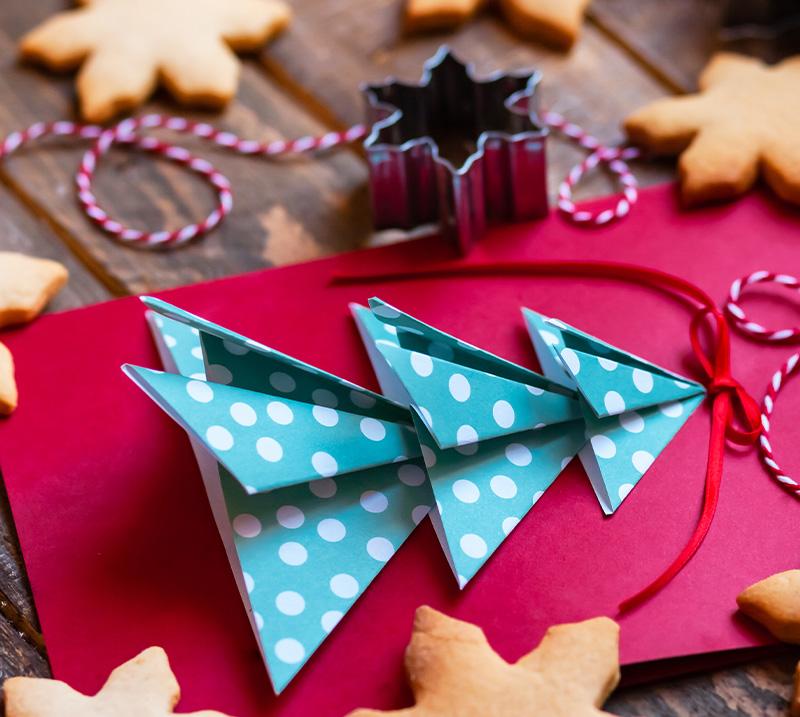 Spela in en egen jullåt, dreja eller vik julstjärnor när folkbildningen öppnar upp i advent